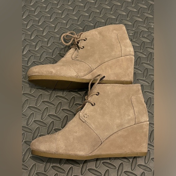 Toms Women's Wedge Comfort Booties Boots Size 9 Suede Tan 2.75" Wedge Neutral - Picture 5 of 10